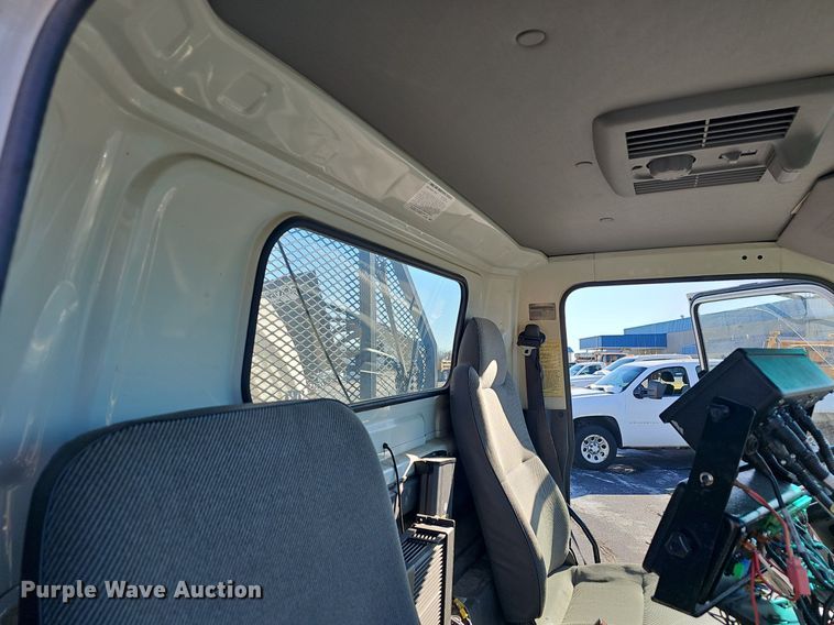 image for item EJ5890 2001 Isuzu NQR flatbed truck