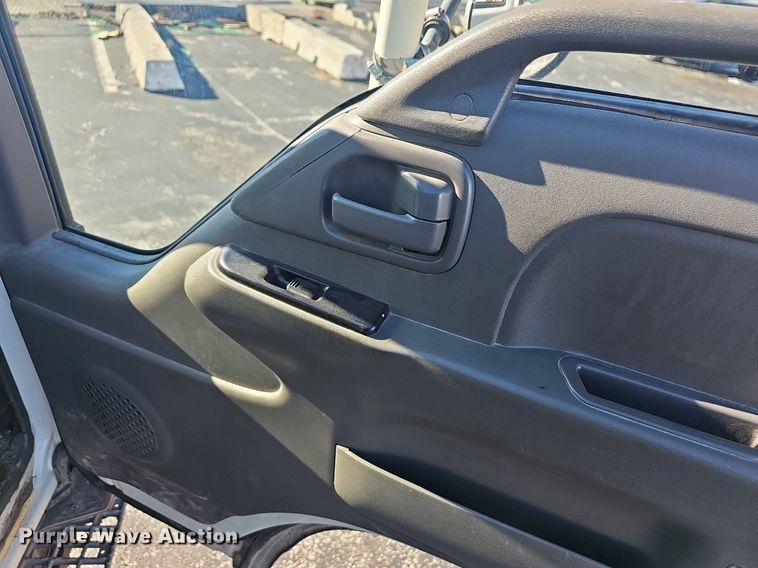 image for item EJ5890 2001 Isuzu NQR flatbed truck