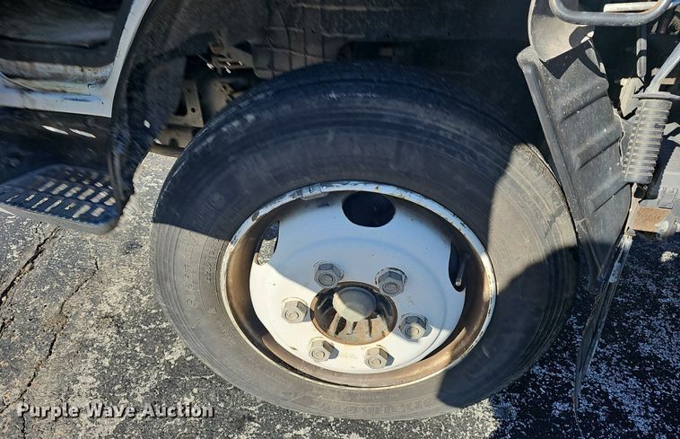 image for item EJ5890 2001 Isuzu NQR flatbed truck