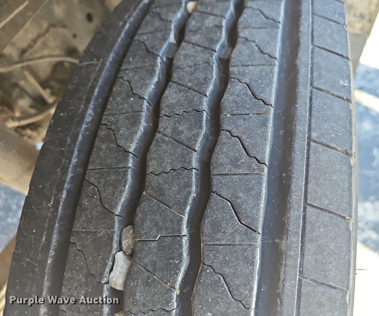 image for item EJ5890 2001 Isuzu NQR flatbed truck