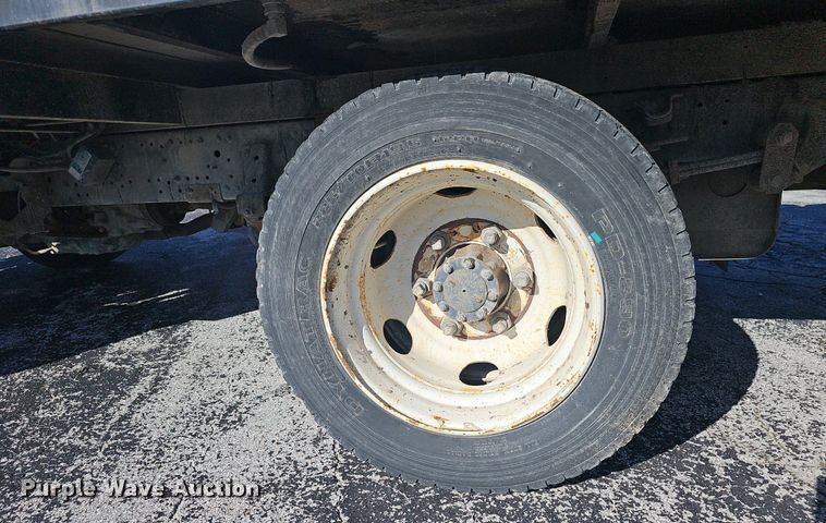 image for item EJ5890 2001 Isuzu NQR flatbed truck