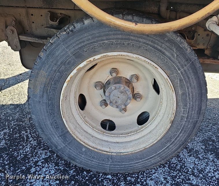 image for item EJ5890 2001 Isuzu NQR flatbed truck