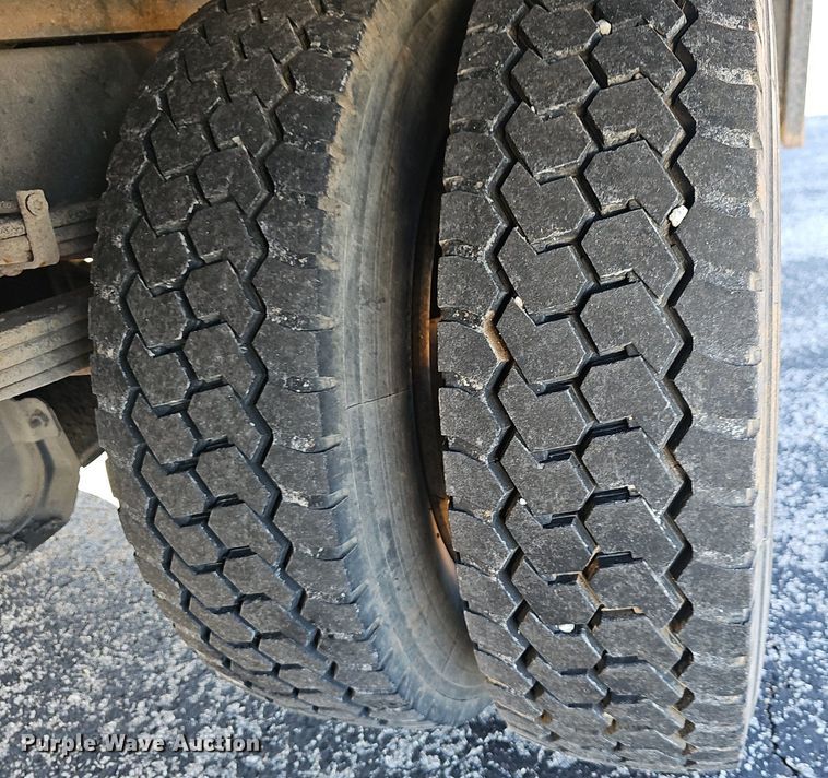 image for item EJ5890 2001 Isuzu NQR flatbed truck