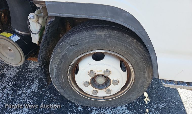 image for item EJ5890 2001 Isuzu NQR flatbed truck