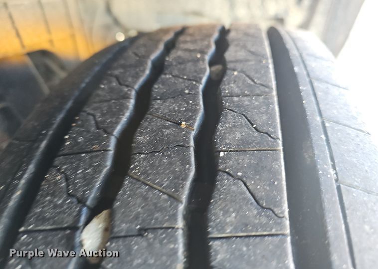 image for item EJ5890 2001 Isuzu NQR flatbed truck