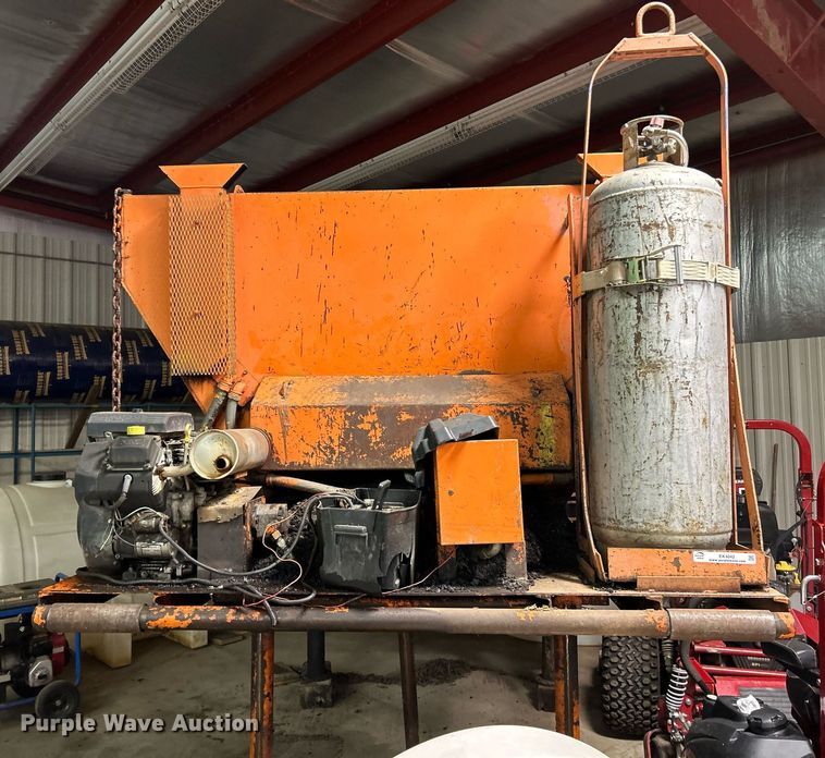 image for item EK4042 UniBelt/PB Loader BC-3SM pothole patcher