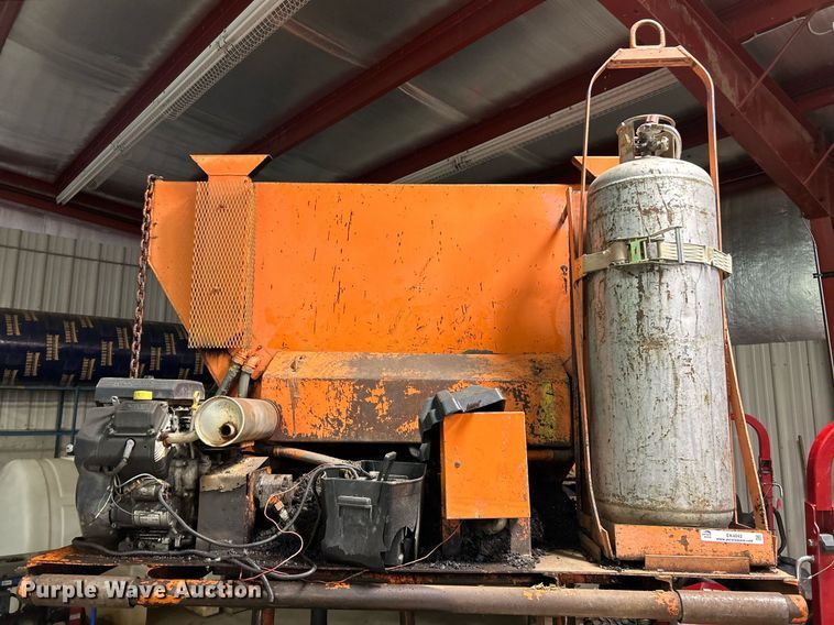 image for item EK4042 UniBelt/PB Loader BC-3SM pothole patcher