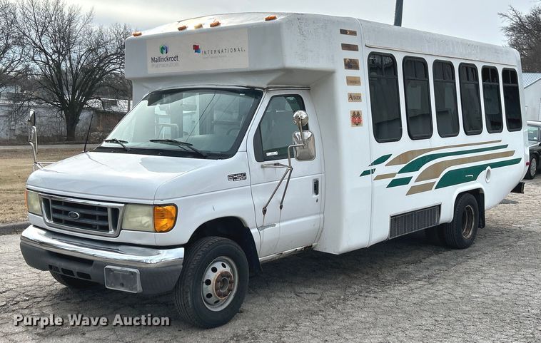 image for item EK4049 2003 Diamond Coach shuttle bus