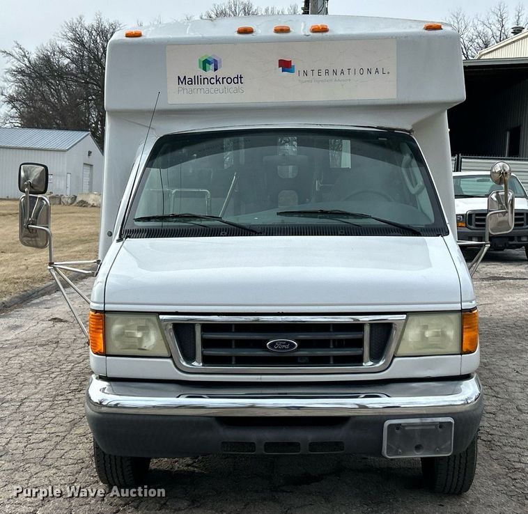 image for item EK4049 2003 Diamond Coach shuttle bus