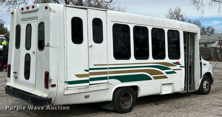 image for item EK4049 2003 Diamond Coach shuttle bus