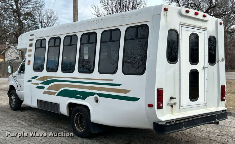 image for item EK4049 2003 Diamond Coach shuttle bus