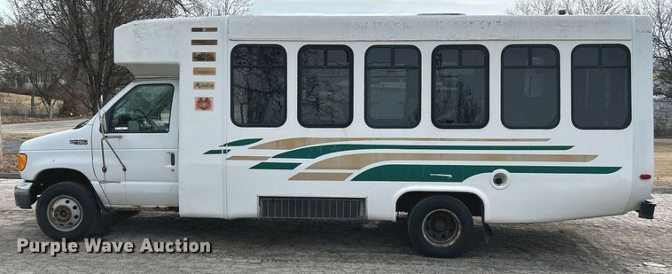 image for item EK4049 2003 Diamond Coach shuttle bus