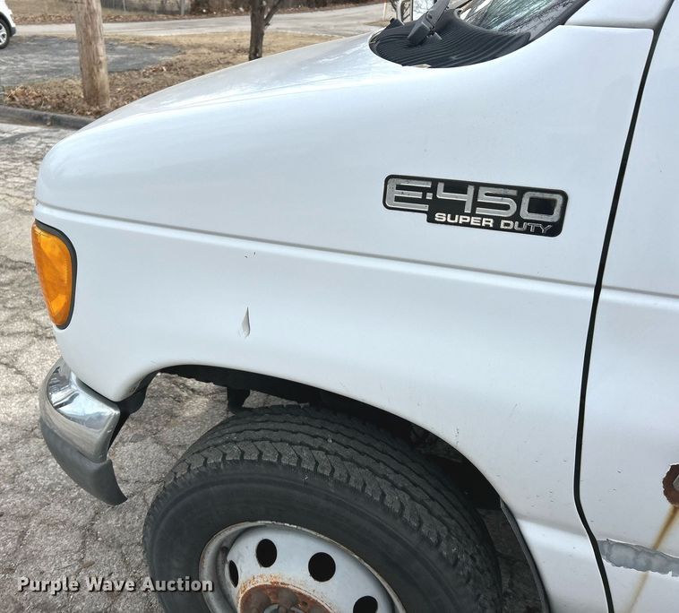 image for item EK4049 2003 Diamond Coach shuttle bus