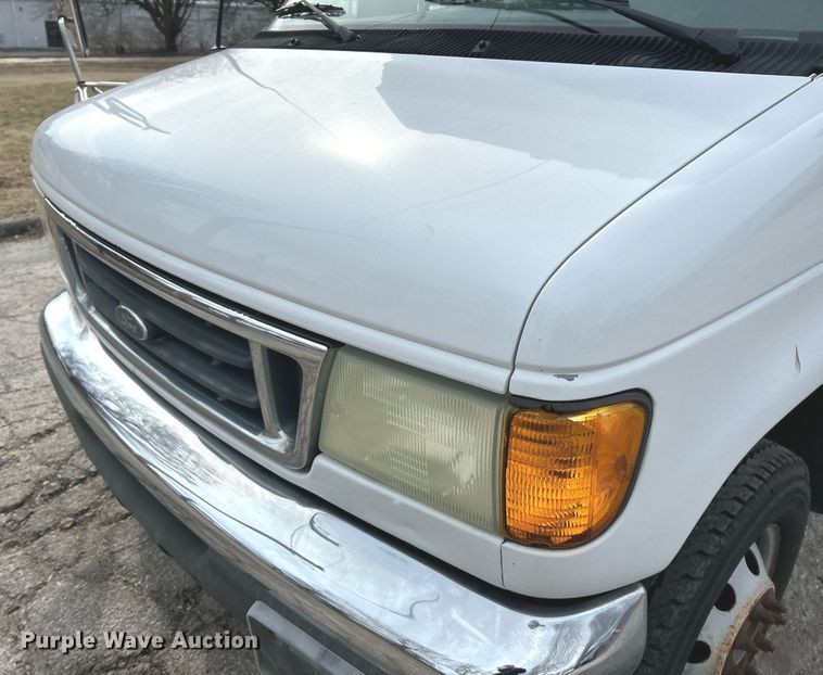 image for item EK4049 2003 Diamond Coach shuttle bus