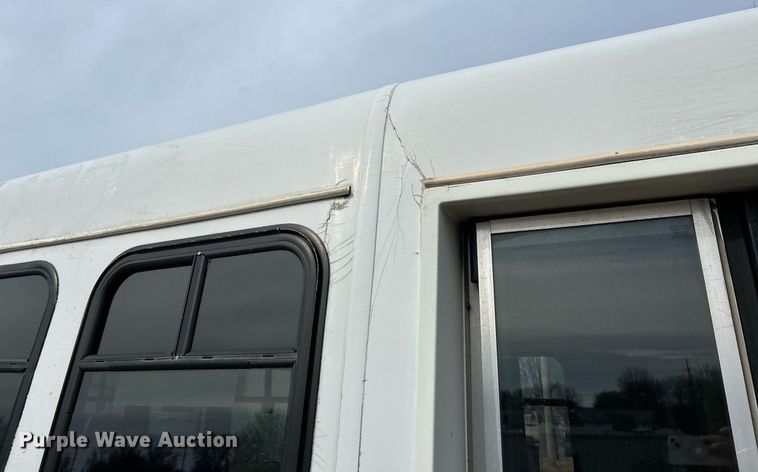 image for item EK4049 2003 Diamond Coach shuttle bus