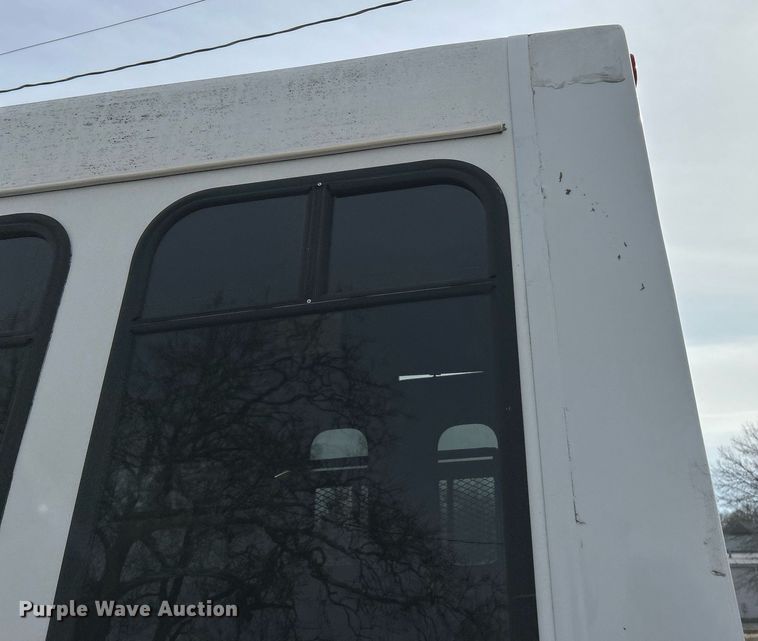 image for item EK4049 2003 Diamond Coach shuttle bus