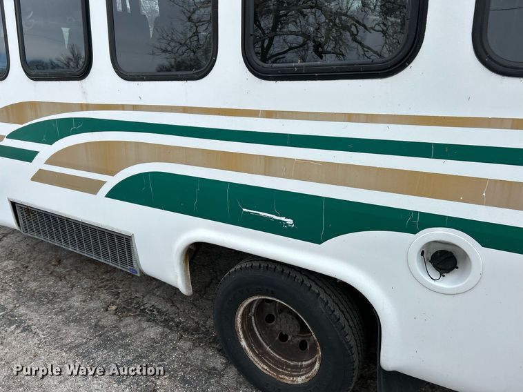 image for item EK4049 2003 Diamond Coach shuttle bus