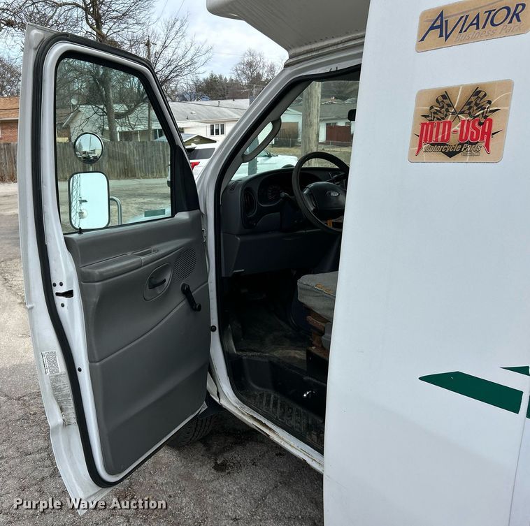 image for item EK4049 2003 Diamond Coach shuttle bus