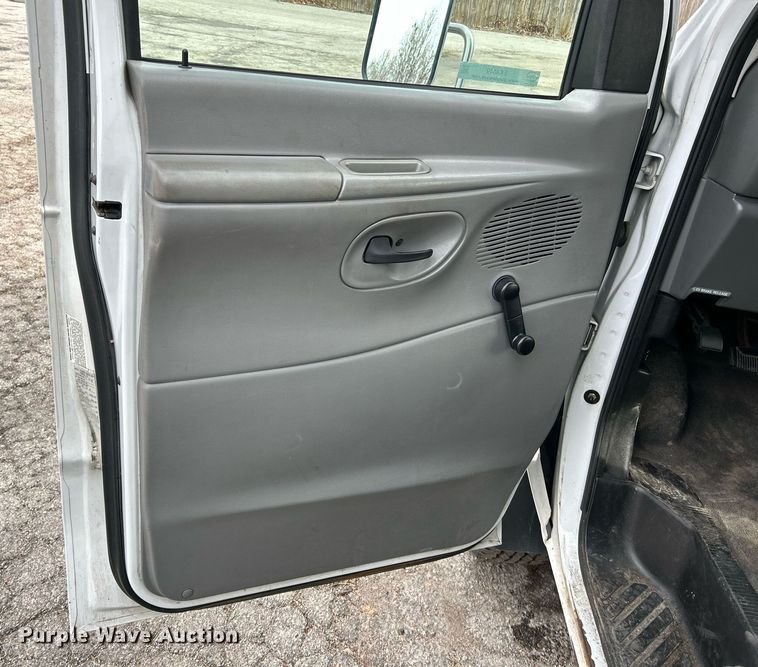 image for item EK4049 2003 Diamond Coach shuttle bus