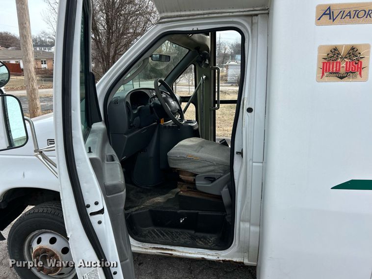 image for item EK4049 2003 Diamond Coach shuttle bus