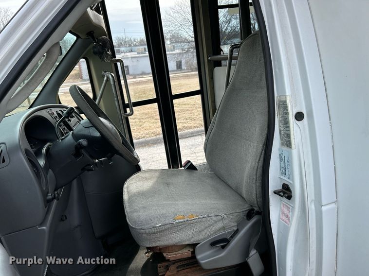 image for item EK4049 2003 Diamond Coach shuttle bus