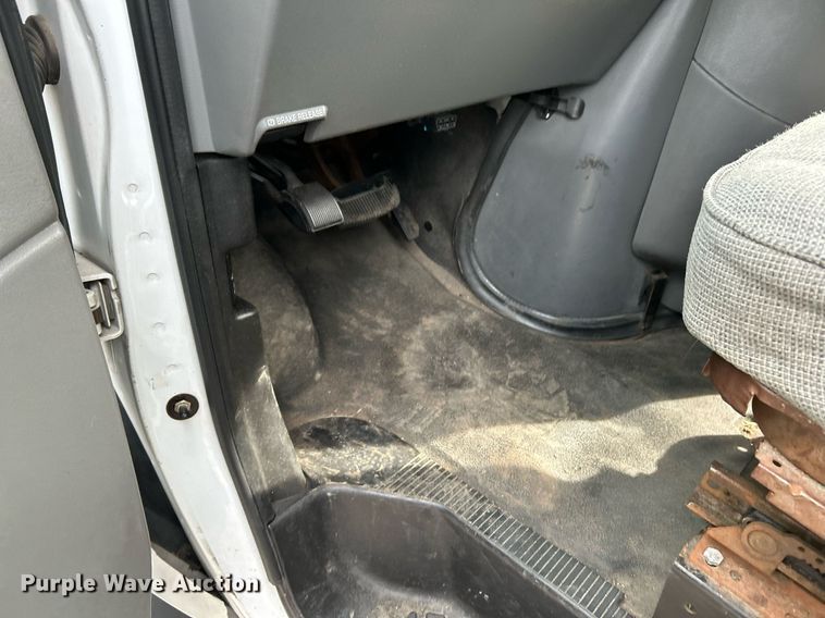 image for item EK4049 2003 Diamond Coach shuttle bus