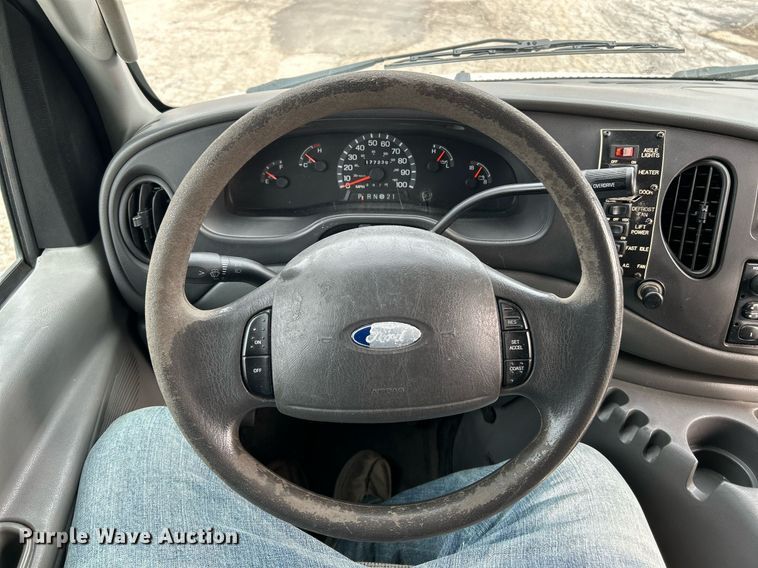 image for item EK4049 2003 Diamond Coach shuttle bus