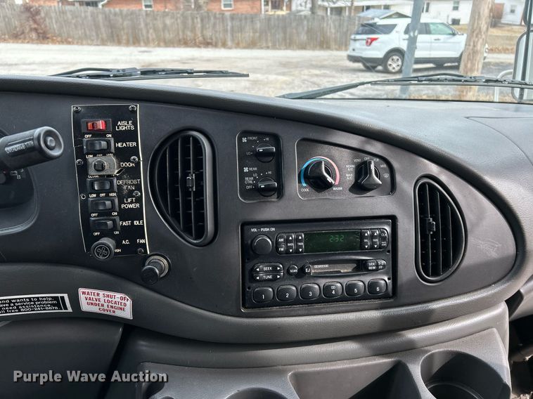 image for item EK4049 2003 Diamond Coach shuttle bus