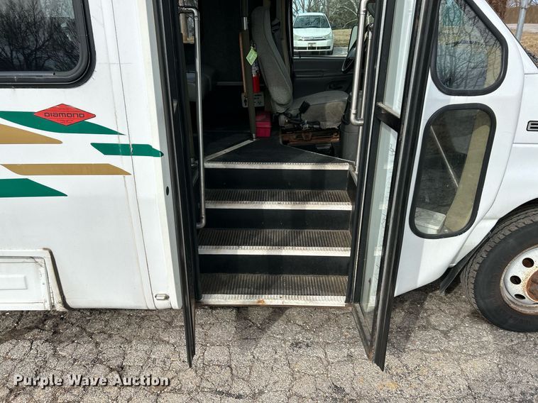 image for item EK4049 2003 Diamond Coach shuttle bus