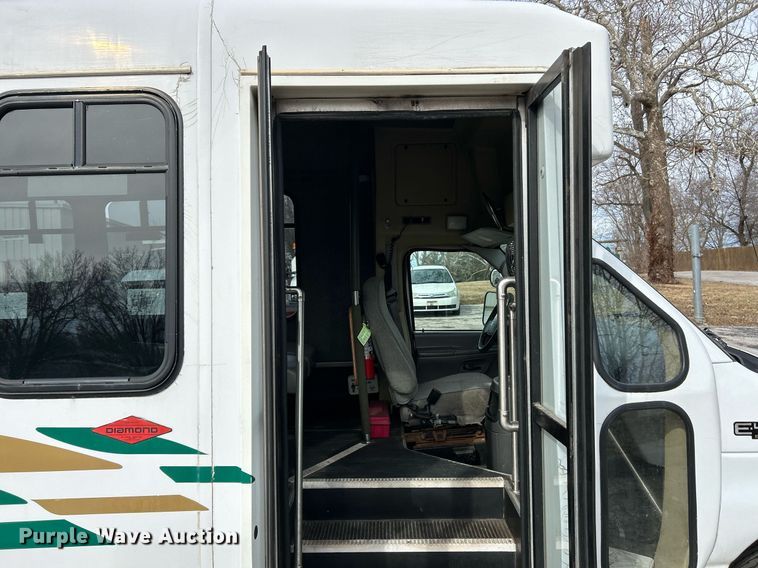 image for item EK4049 2003 Diamond Coach shuttle bus