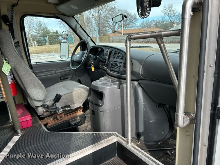 image for item EK4049 2003 Diamond Coach shuttle bus