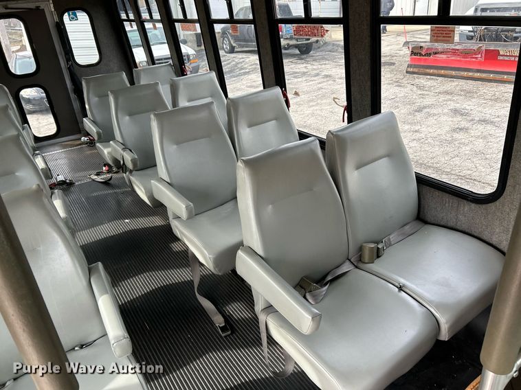 image for item EK4049 2003 Diamond Coach shuttle bus