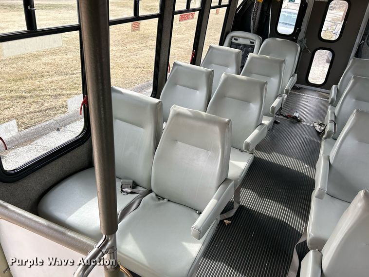 image for item EK4049 2003 Diamond Coach shuttle bus