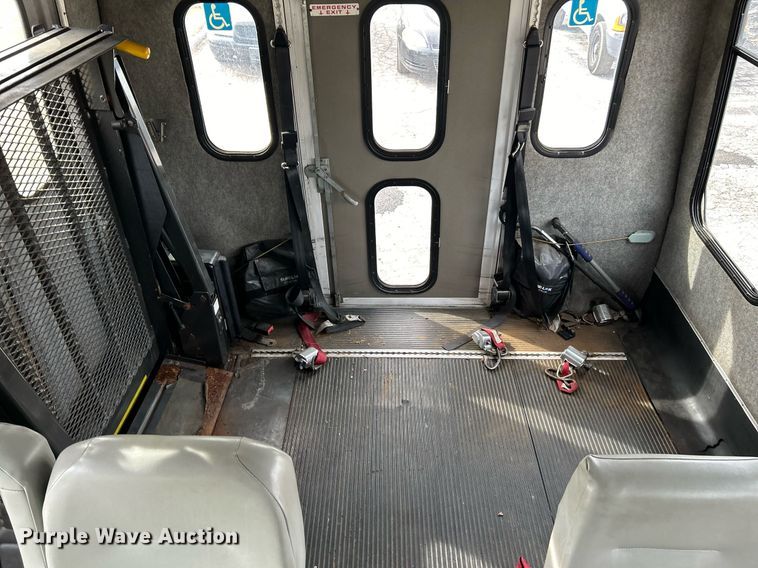 image for item EK4049 2003 Diamond Coach shuttle bus