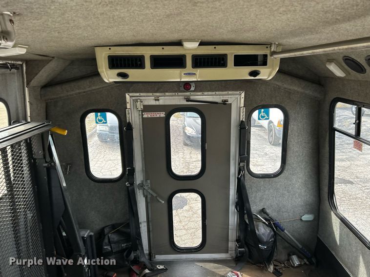 image for item EK4049 2003 Diamond Coach shuttle bus