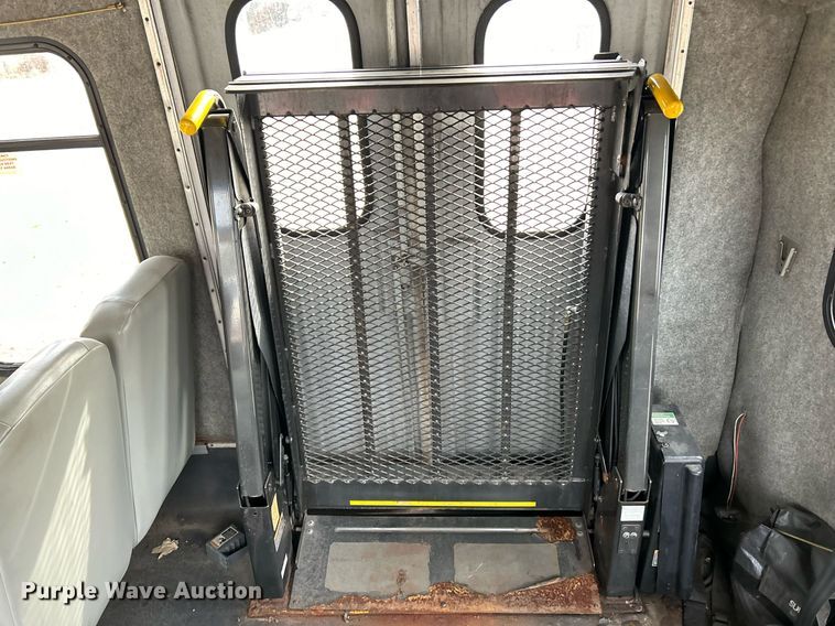 image for item EK4049 2003 Diamond Coach shuttle bus