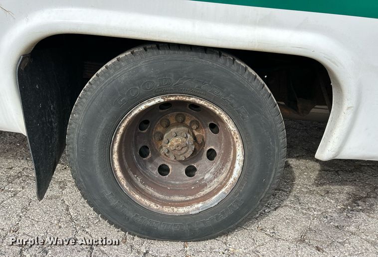 image for item EK4049 2003 Diamond Coach shuttle bus