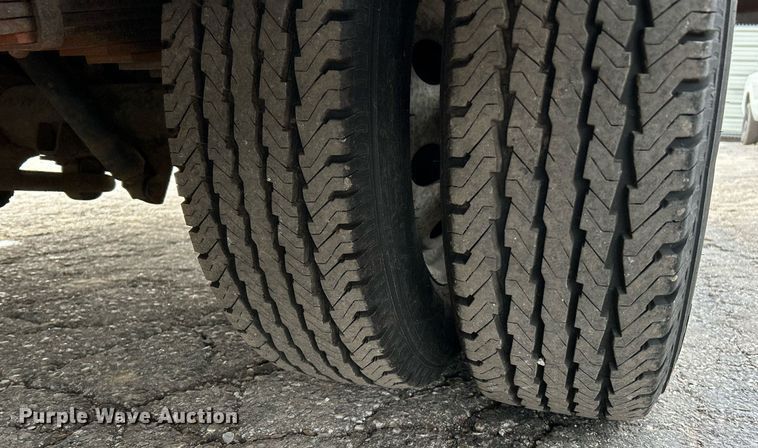 image for item EK4049 2003 Diamond Coach shuttle bus