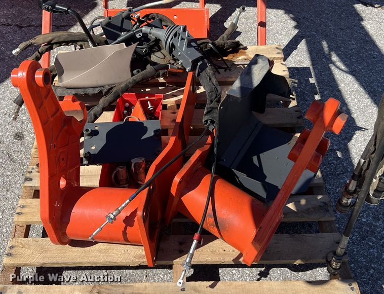 image for item EK4065 Kubota LA1153S loader and bucket