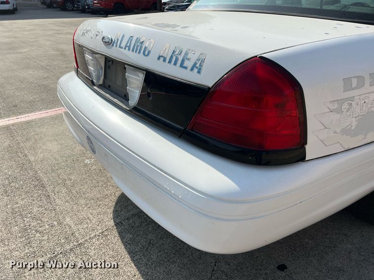image for item KV9877 2004 Ford Crown Victoria Police Interceptor 