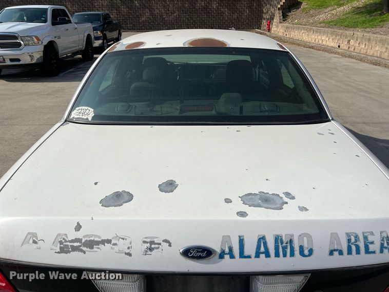 image for item KV9877 2004 Ford Crown Victoria Police Interceptor 