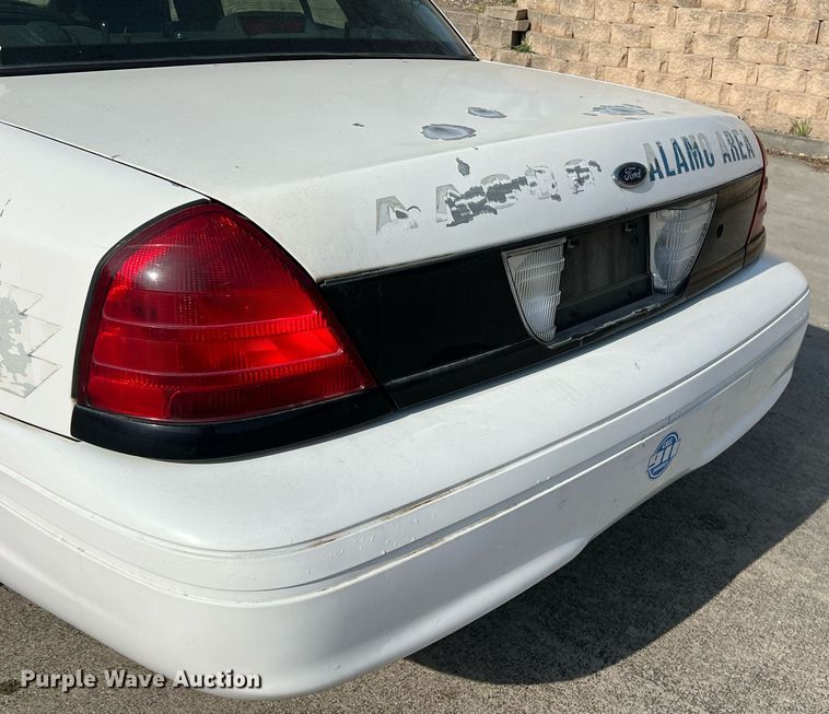 image for item KV9877 2004 Ford Crown Victoria Police Interceptor 