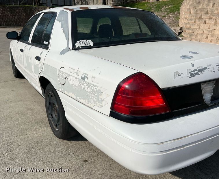 image for item KV9877 2004 Ford Crown Victoria Police Interceptor 