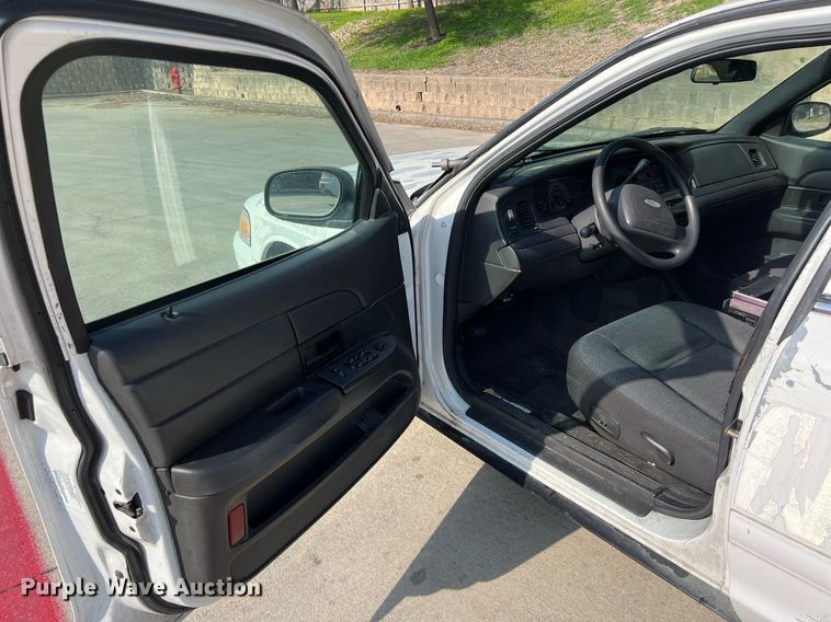 image for item KV9877 2004 Ford Crown Victoria Police Interceptor 