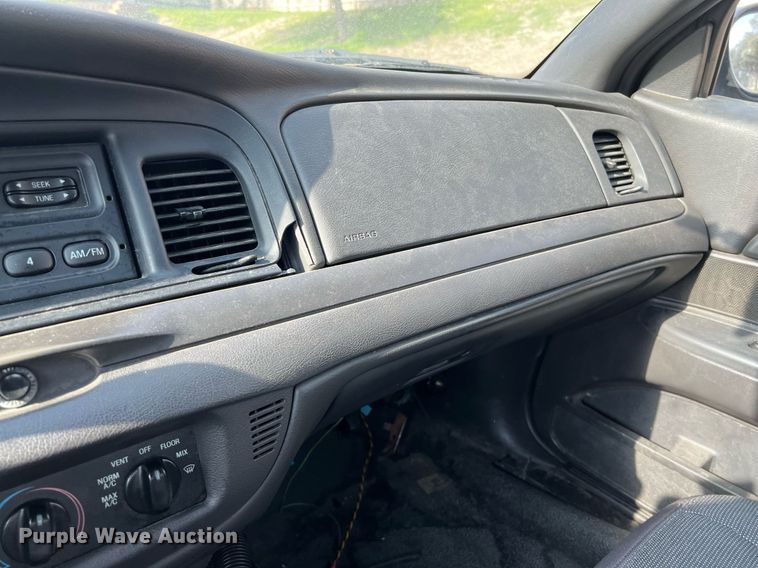 image for item KV9877 2004 Ford Crown Victoria Police Interceptor 