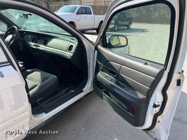 image for item KV9877 2004 Ford Crown Victoria Police Interceptor 