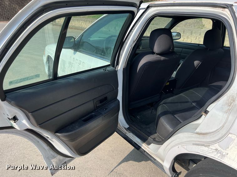image for item KV9877 2004 Ford Crown Victoria Police Interceptor 