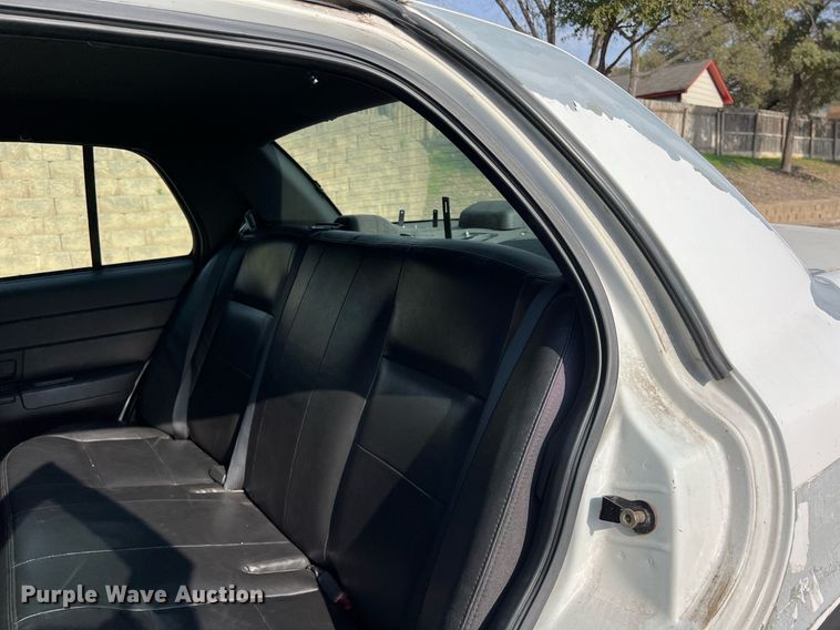 image for item KV9877 2004 Ford Crown Victoria Police Interceptor 