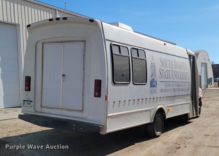 image for item LA9661 1998 Ford E450 Super Duty shuttle bus