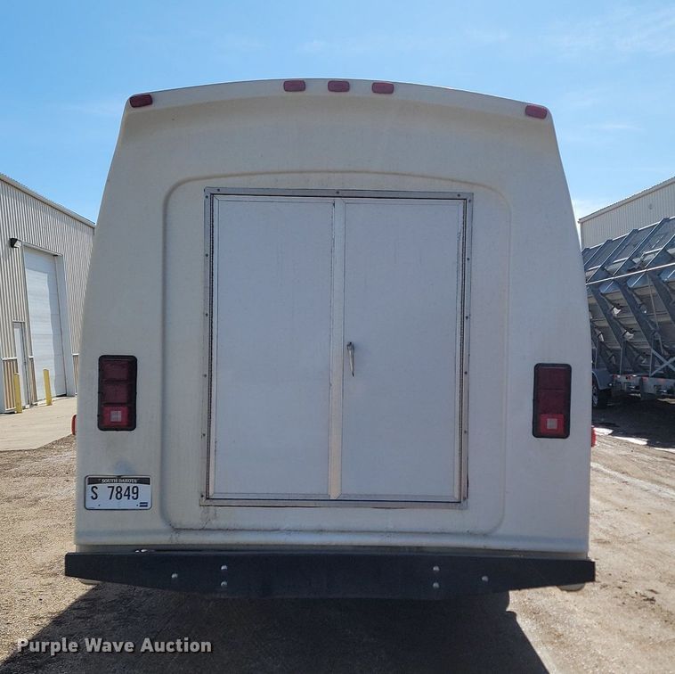 image for item LA9661 1998 Ford E450 Super Duty shuttle bus